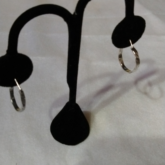 Silver tone hoop earrings pierced NWT textured 2cm (sku 201) - Picture 1 of 4